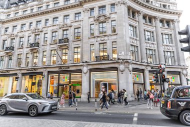 Londra, UK- 19 Eylül 2024: Modern Microsoft Tarihi Mağazası. Alacakaranlık 'taki hareketli şehir hayatı. Yayalar ve Trafik.