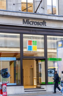 Londra, UK- 19 Eylül 2024: Microsoft Logosunun Çağdaş Mağazası.