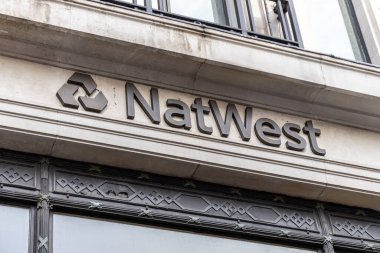 Londra, UK- 19 Eylül 2024: Klasik Bina Cephesi 'nde NatWest Bank İmza. Finans ve Bankacılık Konsepti.