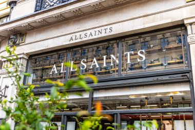 Londra, UK- 19 Eylül 2024: Şık ALLSAINTS Moda Mağazası.