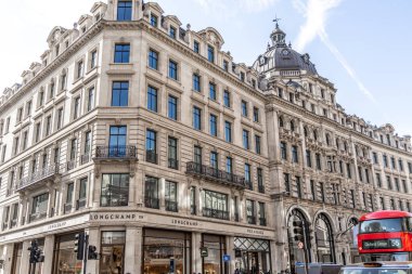 Londra, UK- 19 Eylül 2024: Londra 'daki zarif Viktorya Dönemi Süsleme Binası. Şık perakende mağazaları ve Londra çift katlı otobüsüyle dolu Londra caddesi..