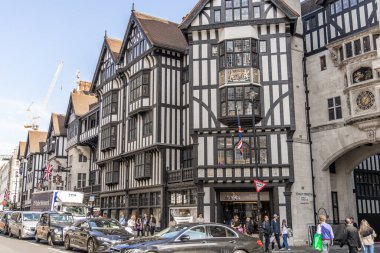 Londra, UK- 19 Eylül 2024: Londra 'daki tarihi Tudor tarzı Özgürlük mağazası, Great Marlborough Caddesi' ndeki benzersiz siyah-beyaz mimari.