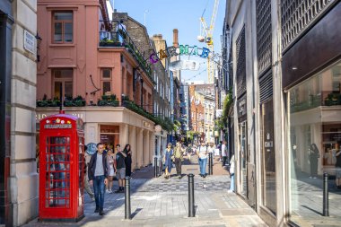 Londra, UK- 19 Eylül 2024: Soho, Londra 'daki Sparkling Carnaby Caddesi Tabelası - Iconic Fashion and Dining Destination. Iconic Red Telefon Londra Booth