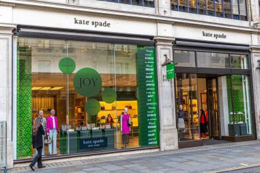 Londra, UK- 19 Eylül 2024: Canlı Neşeli Pencere Gösterisiyle Şık Kate Spade Butik Dış görünüş.