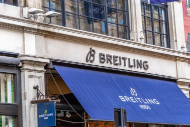 Londra, UK- 19 Eylül 2024: Şehir Alışveriş Bölgesindeki Lüks Breitling logosu.