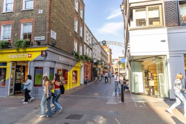 Londra, UK- 19 Eylül 2024: Newburg Quarter Soho Londra Vibrant City Semt İşaretine Hoş Geldiniz. Kentsel Alışveriş Bölgesindeki Renkli Mağazalar.