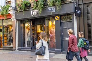 Londra, UK- 19 Eylül 2024: Soho Londra 'da Iconic Logo ile New Era Store Front.