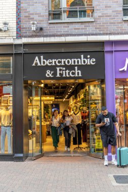 Londra, UK- 19 Eylül 2024: Soho Londra 'da Abercrombie ve Fitch perakende mağazası.