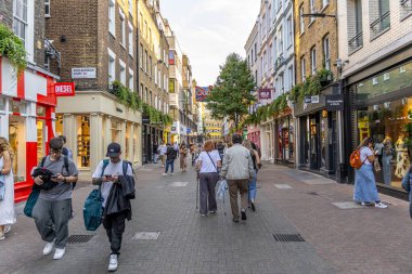 Londra, UK- 19 Eylül 2024: Londra 'nın Soho' sunda Carnaby Caddesi, moda butikleri ve renkli mimarisi ile ünlüdür..