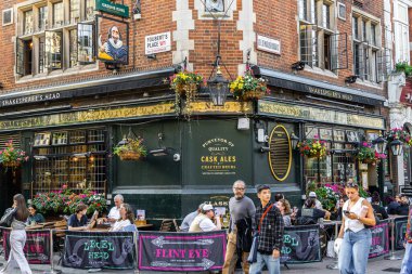 Londra, UK- 19 Eylül 2024: Shakespeare 's Head Pub Serving Quality Ales Açık Oturaklı Klasik İngiliz Pub' ında.