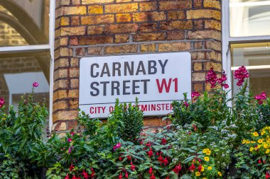 Londra, UK- 19 Eylül 2024: Renkli Çiçeklerle Carnaby Caddesi Tabelası.