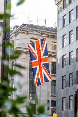 Londra, UK- 19 Eylül 2024: İngiliz Sembolizmi: Metropolitan Ayarlarında Canlı Sendika Jack Flag Asılması.
