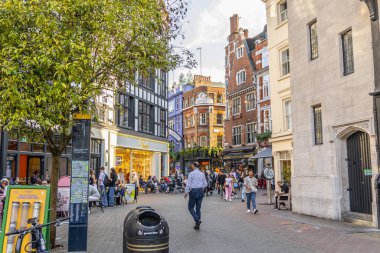 Londra, UK- 19 Eylül 2024: Soho, Londra sokak sahnesi Kafe kültürü, bisikletler ve tarihi binalar şehrin ikonik bölge enerjisini yakalıyor