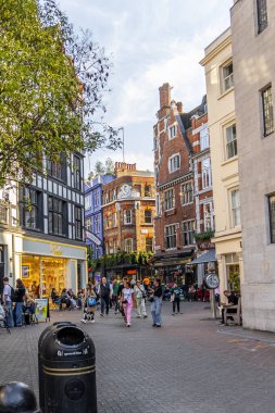 Londra, UK- 19 Eylül 2024: Soho, Londra sokakları, açık kafeler, tarihi mimari ve şehrin kalbinde canlı sokak hayatı.