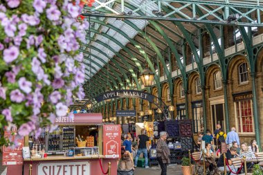 Londra, UK- 19 Eylül 2024: Londra 'daki Covent Garden Elma Pazarı Cafe, Stalls ve Tarihi Yeşil Demir Çatı Altında Alışverişçiler.