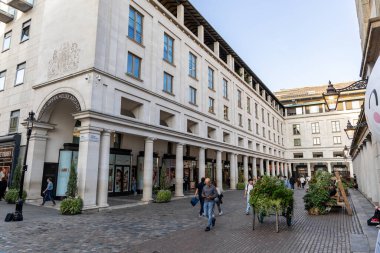 Londra, UK- 19 Eylül 2024 Londra 'nın ünlü Covent Garden meydanı kaldırımlı caddeleri, lüks butikleri ve hareketli, kozmopolit bir kalabalığı var.