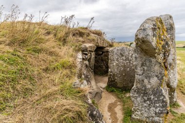 Batı Kennet uzun Barrow Antik anıt mezar odası Avebury Wiltshire, İngiltere'de yakın giriş.