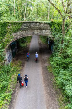 Bristol, İngiltere - 24 Temmuz 2024: Bristol eski demiryolu hattı Bristol 'dan Bath Bisiklet Yolu' na dönüştü. Bisiklet süren ve yolda yürüyen insanlar.