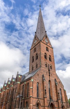 St. Peter Kilisesi 'nin Hamburg şehir merkezindeki kırmızı tuğla kilise manzarası..