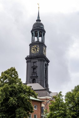 St. Michael Kilisesi 'nin çan kulesi, St Michaelis veya Michel, Almanya' nın Hamburg şehir merkezinde yer alan Lüteryen kilisesi..