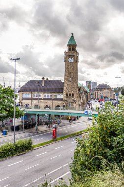 Hamburg, Almanya - 17 Haziran 2024: Ticari limanı ve Elbe nehri ile ünlü Landungsbruecken iskeleleri, St. Pauli ilçesi, Hamburg.