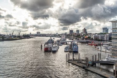 Hamburg, Almanya - 17 Haziran 2024: St. Pauli Piers Landungsbrucken gemileriyle Norderelbe nehir rıhtımı manzarası.