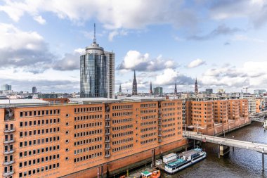 Hamburg, Almanya - 17 Haziran 2024: Sandtorhafen Kanalı ve Elbphilharmonie, Hamburg Speicherstadt ve Hafencity ve şehir kiliselerinin panoramik görünümü.