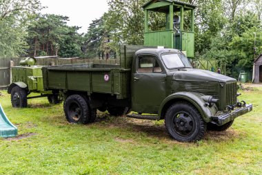 Liepaja, Letonya - 13 Haziran 2024: Eski Rus İmparatorluk ve Sovyet Deniz Üssü 'ndeki Karosta Askeri Hapishane Müzesi' nde eski askeri GAZ 51 Rus kamyonu.