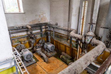 Liepaja, Letonya - 13 Haziran 2024: Kırmızı tuğla Karosta Su Kulesi 'nin iç pompa odası.