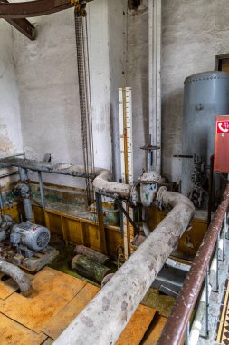 Liepaja, Letonya - 13 Haziran 2024: Kırmızı tuğla Karosta Su Kulesi 'nin iç pompa odası.
