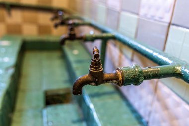 Eski Rus İmparatorluk ve Sovyet Deniz Üssü 'ndeki Karosta Askeri Hapishane Müzesi' nde eski hapishane muslukları var..