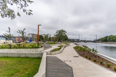 Liepaja, Letonya - 12 Haziran 2024: Liepaja liman kent merkezi Liva nehri boyunca akıyor.