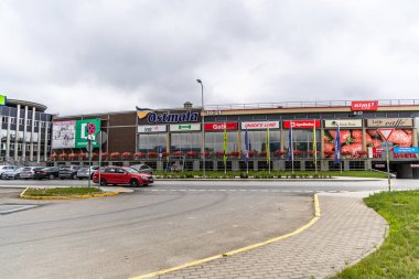 Liepaja, Letonya - 12 Haziran 2024: Rimi Hypermarket alışveriş merkezinin dışı. Rimi Baltic, Baltık devletlerinde büyük bir perakende operatörü..