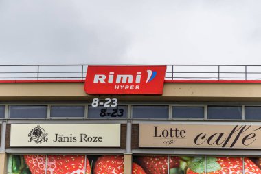 Liepaja, Letonya - 12 Haziran 2024: Rimi Hypermarket alışveriş merkezinin imzası. Rimi Baltic, Baltık devletlerinde büyük bir perakende operatörü..