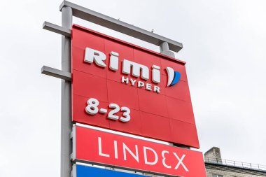 Liepaja, Letonya - 12 Haziran 2024: Rimi Hypermarket alışveriş merkezinin imzası. Rimi Baltic, Baltık devletlerinde büyük bir perakende operatörü..