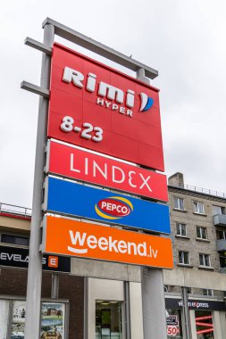 Liepaja, Letonya - 12 Haziran 2024: Rimi Hypermarket alışveriş merkezinin imzası. Rimi Baltic, Baltık devletlerinde büyük bir perakende operatörü..