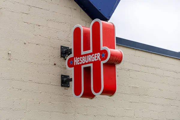 Liepaja, Letonya - 12 Haziran 2024: Hesburger fast food zinciri restoranı logosu.