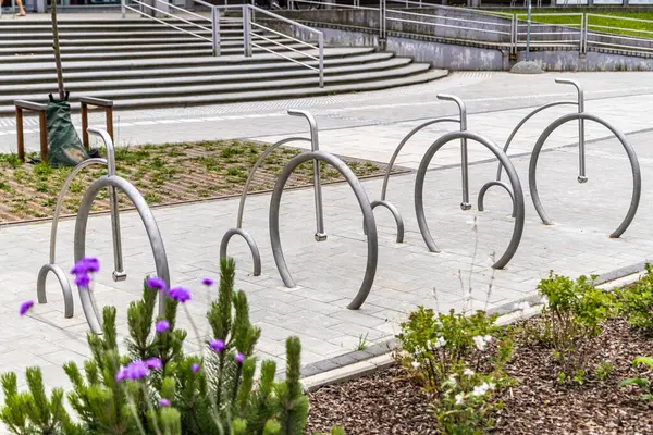Bisiklet şekli boş metal bisiklet park yerleri.