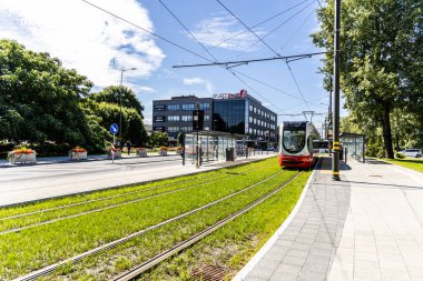 Liepaja, Letonya - 13 Haziran 2024: Rose Square ve demiryolu hattı ve Kurzeme alışveriş merkezi yakınlarındaki şehir merkezinde tren durağı.