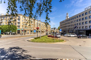 Liepaja, Letonya - 13 Haziran 2024: Rose Square ve demiryolu hattı ve Liva Hotel yakınlarındaki kasaba merkezi.