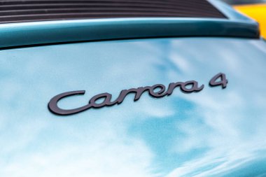 Llandow, Wales - 30 Haziran 2024: Klasik mavi Porsche 911 arka rozet 964 klasik bir araba buluşmasında.