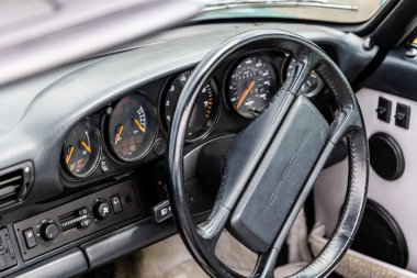 Llandow, Wales - 30 Haziran 2024: Klasik mavi Porsche 911 964 'ün iç mimarisi.