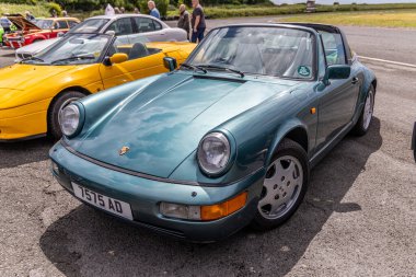 Llandow, Wales - 30 Haziran 2024: Klasik bir araba buluşmasında klasik mavi Porsche 911 964 önü.