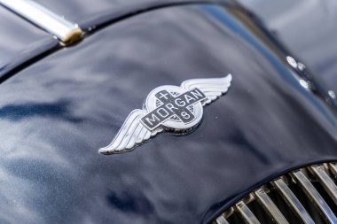 Llandow, Wales - 30 Haziran 2024: eski Zürih kasabasında Morgan Plus 8 rozeti. Morgan Plus 8, İngiliz otomobil üreticisi Morgan tarafından 1968-2004 yılları arasında üretilen spor otomobil..