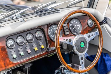Llandow, Wales - 30 Haziran 2024: eski Zürih kasabasındaki Morgan Plus 8. Morgan Plus 8, İngiliz otomobil üreticisi Morgan tarafından 1968-2004 yılları arasında üretilen spor otomobil..