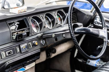 Llandow, Wales - 30 Haziran 2024: Citroen DS 21 retro 60 'ların klasik Fransız arabası.