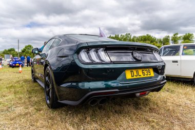 Llandow, Wales - 30 Haziran 2024: Koyu yeşil renkli Ford Mustang Bullit 'in arkası.