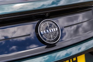 Llandow, Wales - 30 Haziran 2024: 2020 Ford Mustang Bullit rozeti koyu yeşil.