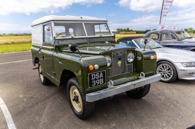 Llandow, Wales - 30 Haziran 2024: Land Rover Serisi IIA Klasik İngiliz off-road aracı Land Rover 88 Serisi 3..