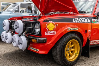 Llandow, Galler - 30 Haziran 2024: Kırmızı Ford Escort Mk2 RS modeli. Retro Eski ralli arabası.